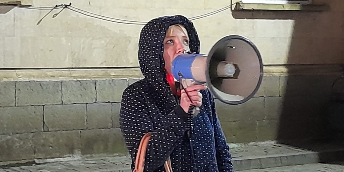 ბატონო ზვიად ერთი ჭიქა წყალი მაინც გადმოგვასხით – აქციის მონაწილეები იმერეთის გუბერნატორს მიმართავენ