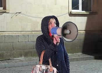 ბატონო ზვიად ერთი ჭიქა წყალი მაინც გადმოგვასხით – აქციის მონაწილეები იმერეთის გუბერნატორს მიმართავენ