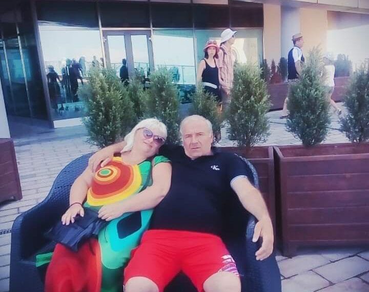 სკოლის მერხიდან ერთ ადამიანთან ერთად მოდიოდა, სულ ხუთი საათით დაშორდნენ ერთმანეთს შემდეგ კი ერთად გაემართნენ იმქვეყნიურ მარადისობაში – რას წერს კონტუათის სკოლა გარდაცვლილი ცოლ-ქმრის შესახებ