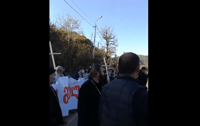 “ეს არის ჩვენი სამართლიანი პროტესტი”-რა ხდება სოფელ ჟონეთში