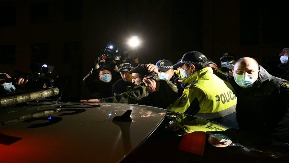 პოლიციამ ცესკოსთან წყლის ჭავლი გამოიყენა