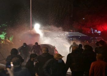 სპეცრაზმმა აქციის მონაწილეების დაშლა დაიწყო