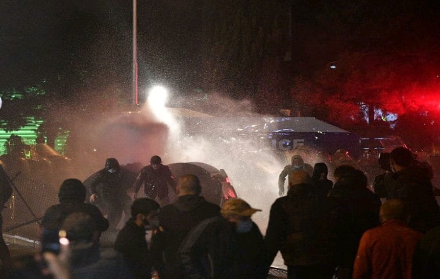 სპეცრაზმმა აქციის მონაწილეების დაშლა დაიწყო