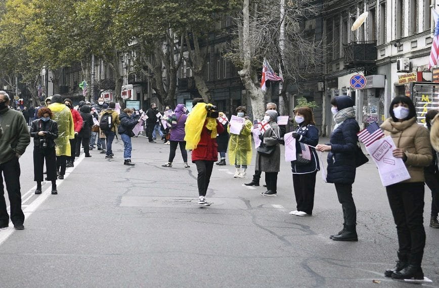 ოპოზიციური პარტიების ლიდერები და მხარდამჭერები მდუმარე აქციას მართავენ