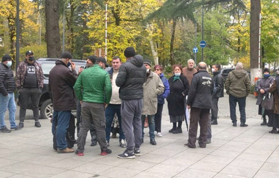 გიგანტური კასკადი დასავლეთ საქართველოს საფრთხეს უქმნის – ქუთაისის მერიასთან აქცია მიმდინარეობს