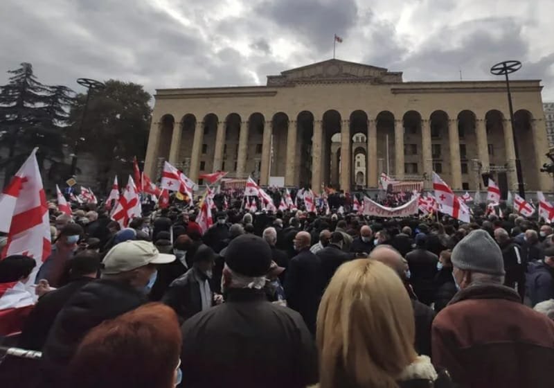 პარლამენტთან ოპოზიციის მიერ ორგანიზებული აქცია დაიწყო