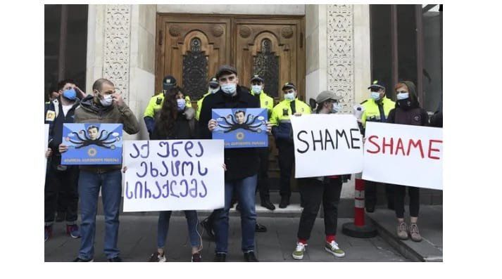 ,,საგარეო საქმეთა სამინისტრო  ადვოკატებს მასალებს არ აძლევს”-აქტივისტებისა და ოპოზიციური პარტიათა აქცია სამინისტროსთან