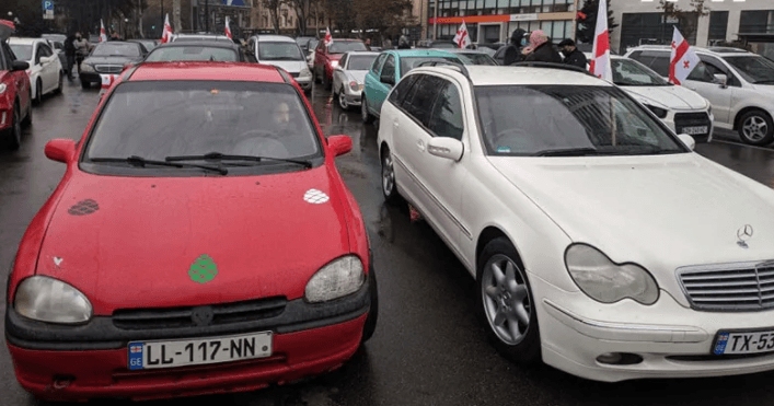 “ნაციონალური მოძრაობის” მხარდამჭერები ავტოკოლონებით მსვლელობას მართავენ