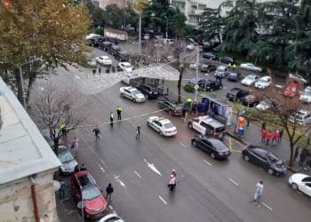 რამდენიმე წუთის წინ თბილისში მიკროსაფინანსო ორგანიზაციაში შეიარაღებული პირი შეიჭრა