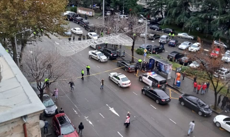 რამდენიმე წუთის წინ თბილისში მიკროსაფინანსო ორგანიზაციაში შეიარაღებული პირი შეიჭრა