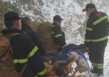 სვანეთის მთებში დაჭრილ მონადირეს მაშველებმა მიაგნეს და ტყიდან გამოჰყავთ