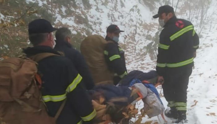 სვანეთის მთებში დაჭრილ მონადირეს მაშველებმა მიაგნეს და ტყიდან გამოჰყავთ