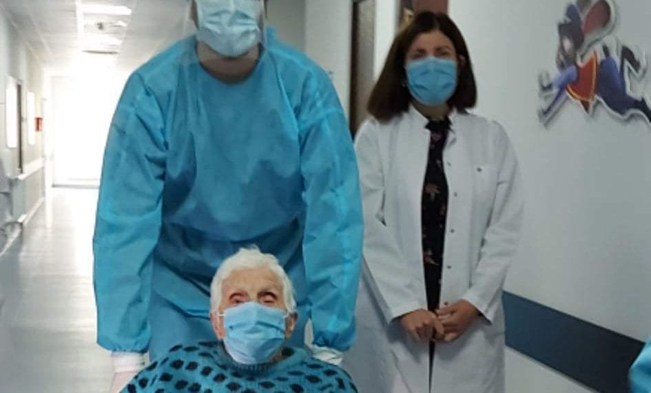 როგორ დატოვა ქუთაისის კლინიკა 102 წლის გამოჯანმრთელებულმა ბებომ (+ფოტო/ვიდეო)