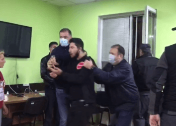 ,,რას აკეთებთ,რას? ” – ოპოზიციური პარტიის დამკვირვებლები საარჩევნო კომისიის შენობიდან ძალის გამოყენებით გააძევეს (+ვიდეო)