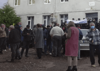 წყალტუბოს საოლქო კომისიასთან აქცია მიმდინარეობს