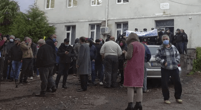 წყალტუბოს საოლქო კომისიასთან აქცია მიმდინარეობს