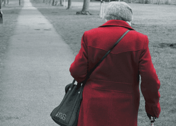 ერთადერთი „კურტკა“ გავრეცხე და სველს ვერ ვიცმევო, ფეხები კი ჩინურ დახეულ ჩუსტებში წაეყო – წითელპალტოიანი ბებოს საოცარი ისტორია