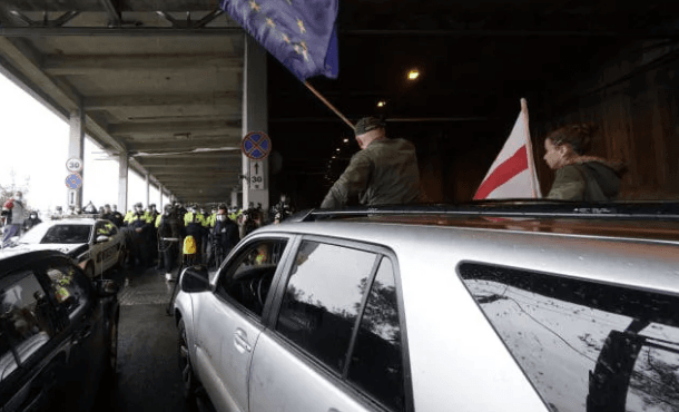 „ხმების ქურდი რუსი ოლიგარქი“, „გამყალბებელი“, – სამოქალაქო აქტივისტებმა ბიძინა ივანიშვილის ბიზნეს ცენტრთან აქცია გამართეს