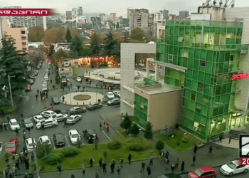 “მძევლები ყავთ… იარაღით და ხელყუმბარებით არიან” – რა ვითარება წერეთელზე, სადაც მიკროსაფინანსოში მძარცველები შეიჭრნენ (+ვიდეო)