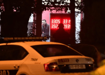 მიკროსაფინანსო ორგანიზაციაზე თავდამსხმელი სავარაუდოდ, არაფხიზელ მდგომარეობაშია, მძევლების მიმართ აგრესიას არ გამოხატავს და მათ ბოდიშსაც კი უხდის