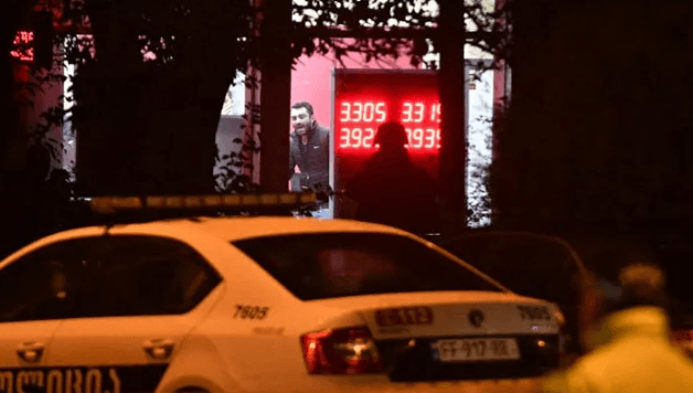 მიკროსაფინანსო ორგანიზაციაზე თავდამსხმელი სავარაუდოდ, არაფხიზელ მდგომარეობაშია, მძევლების მიმართ აგრესიას არ გამოხატავს და მათ ბოდიშსაც კი უხდის