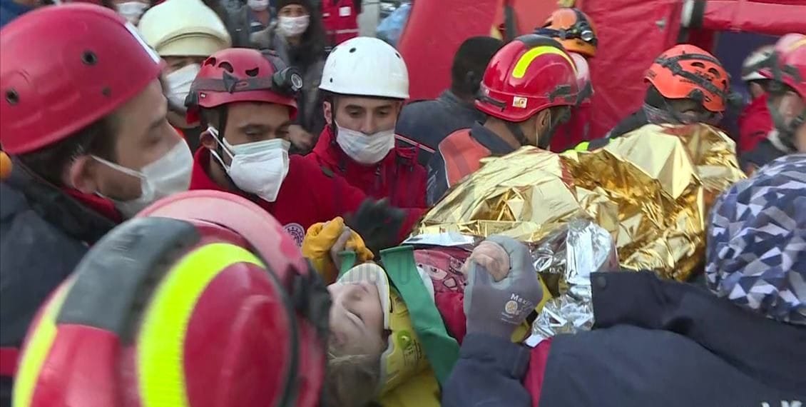 65 საათი ნანგრევებში – თურქმა მაშველებმა 3 წლის გოგონა გადაარჩინეს (+ვიდეო)