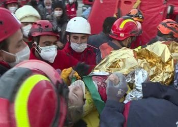 65 საათი ნანგრევებში – თურქმა მაშველებმა 3 წლის გოგონა გადაარჩინეს (+ვიდეო)