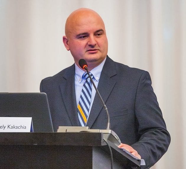 ვერ ვდგები, ჟანგბადის გარეშე ვერ ვსუნთქავ- ცნობილ პოლიტოლოგს კოვიდცენტრში სიტუაცია დაუმძიმდა