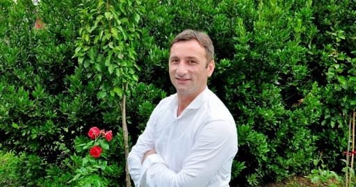 როგორ ეხმარება პედაგოგი ლადო აფხაზავა, მოსწავლეებს მეგაბაიტების შეძენასა და ონლაინ განათლების მიღებაში