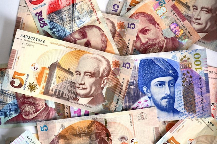 ლარი ისევ დაეცა