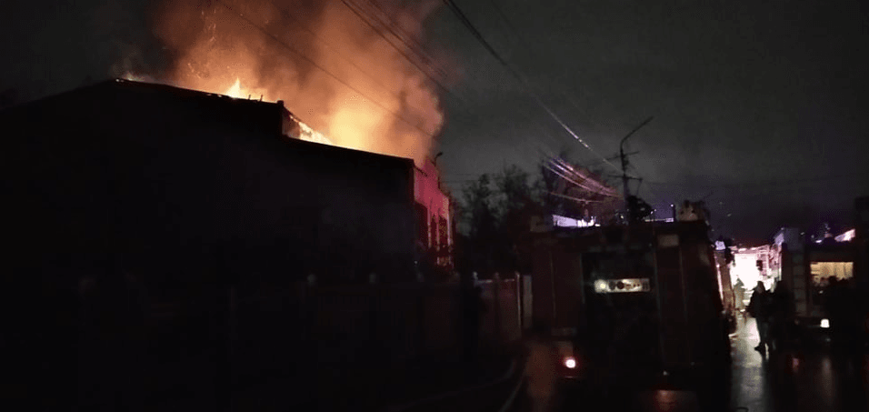 ქუთაისში საცხოვრებელი სახლი იწვის (+ვიდეო)