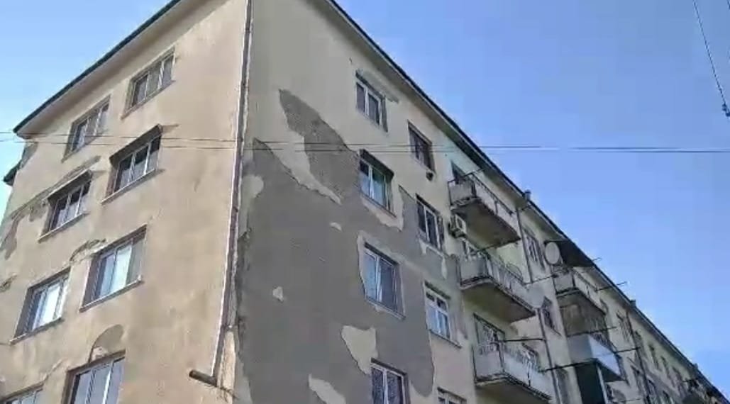 ჭავჭავაძის გამზირზე ფასადი ჩამოიშალა