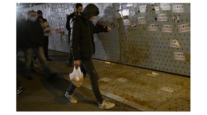 კომისიის შემაჯამებელი სხდომის პარალელურად აქცია პერფორმანსი გაიმართა-აქტივისტები კომისიაში კარტოფილის შეტანას ცდილობდნენ