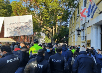 აჭარის მთავრობის სახლთან ოპოზიციის წევრებსა და სამართალდამცავებს შორის დაპირისპირებაა