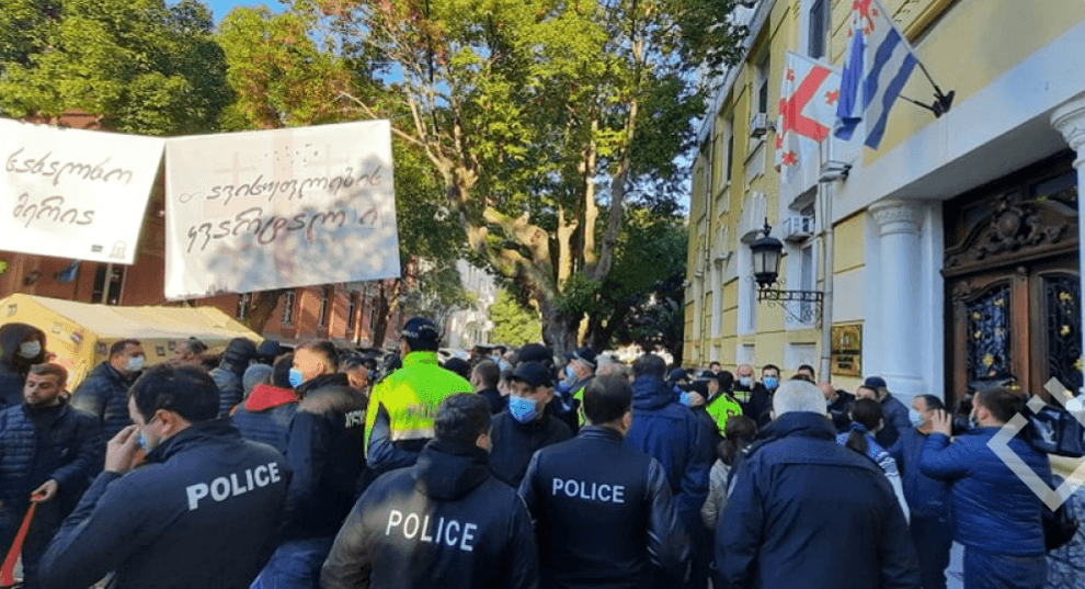 აჭარის მთავრობის სახლთან ოპოზიციის წევრებსა და სამართალდამცავებს შორის დაპირისპირებაა