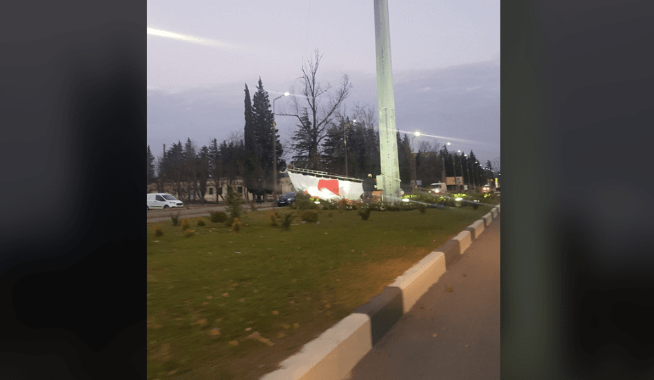 “დროშა ჩამოვარდა, კიდო ვერ დაკიდენ.. მზეჭაბუკები” – ჩამოვარდა თუ ჩამოხსნეს რას აცხადებენ მერიაში