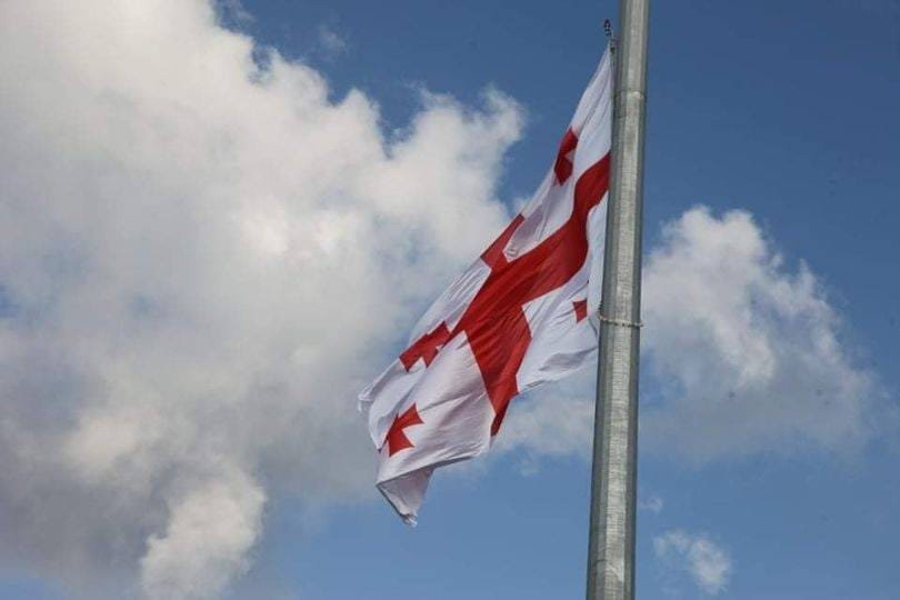 ქუთაისში ქარის გამო დროშას ხსნიან