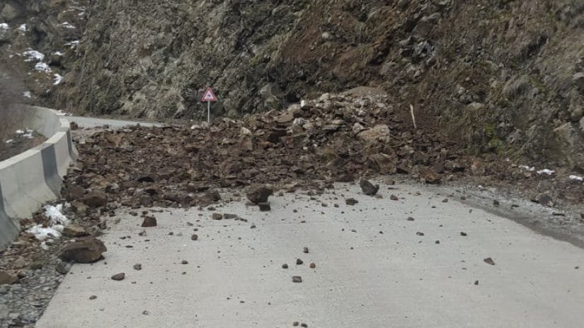 ახალციხეში კლდე ჩამოიშალა