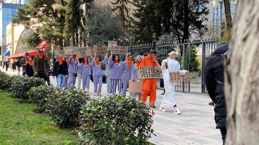 “მელიების” აქცია-პერფორმანსი ევროკავშირის წარმომადგენლობის ოფისთან