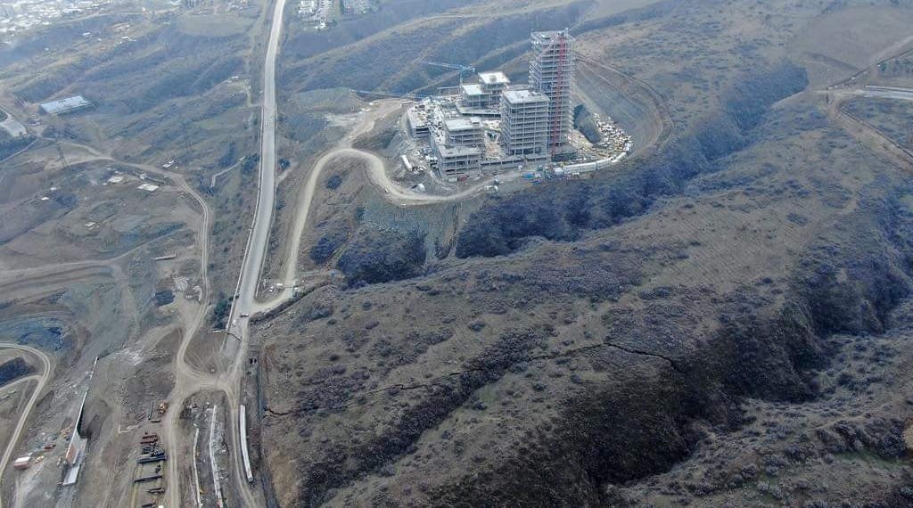 სავარაუდოდ 2 და 3 დღის ამბავი არაა ამისი ამოძრავება, უბრალოდ ახლა მიხვდნენ რომ შეიძლება ცუდად დამთავრდეს – რა ხდება ვაშლიჯვრის და ნუცუბიძის დამაკავშირებელ გზაზე (+ფოტო)