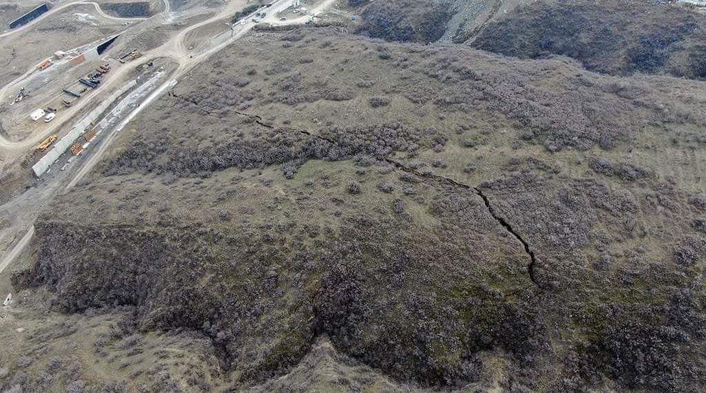 სავარაუდოდ 2 და 3 დღის ამბავი არაა ამისი ამოძრავება, უბრალოდ ახლა მიხვდნენ რომ შეიძლება ცუდად დამთავრდეს – რა ხდება ვაშლიჯვრის და ნუცუბიძის დამაკავშირებელ გზაზე (+ფოტო)
