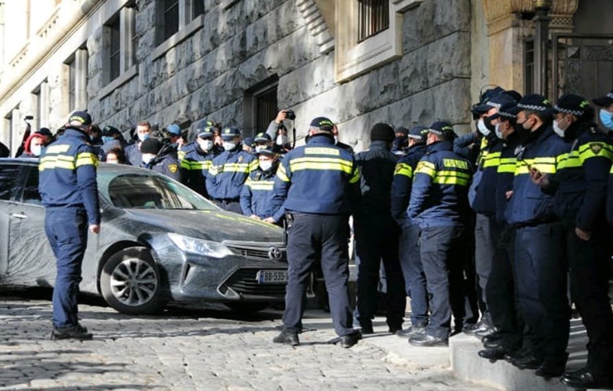 გავრილოვის მონებო – პოლიციას აქციის მონაწილეები პარლამენტის მიმდებარე ტერიტორიიდან გაყავთ