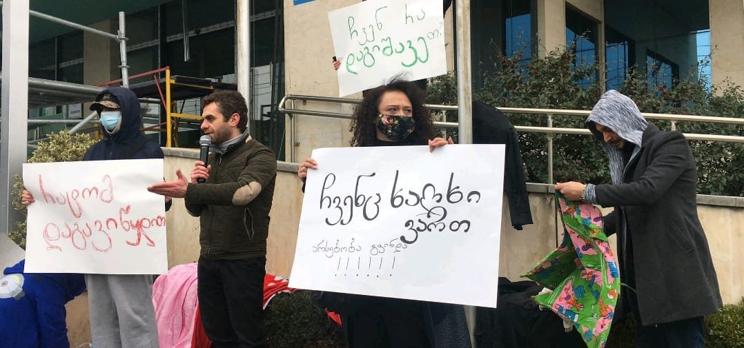 ”ჩვენ რა დაგიშავეთ?“, „რატომ დაგავიწყდით“ – თბილისში აქცია მიმდინარეობს