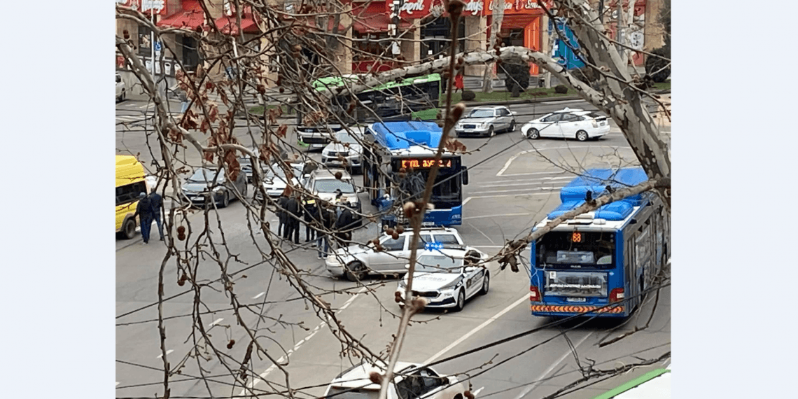 [+ფოტო] თბილისში, ერთმანეთს მსუბუქი ავტომობილი და ავტობუსი შეეჯახა