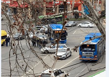 [+ფოტო] თბილისში, ერთმანეთს მსუბუქი ავტომობილი და ავტობუსი შეეჯახა