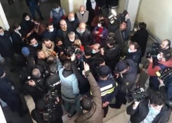 ხმაური ბათუმის საკრებულოში – აქტივისტები პლაჟზე სასტუმროსთვის დამატებითი მიწის გადაცემას აპროტესტებენ