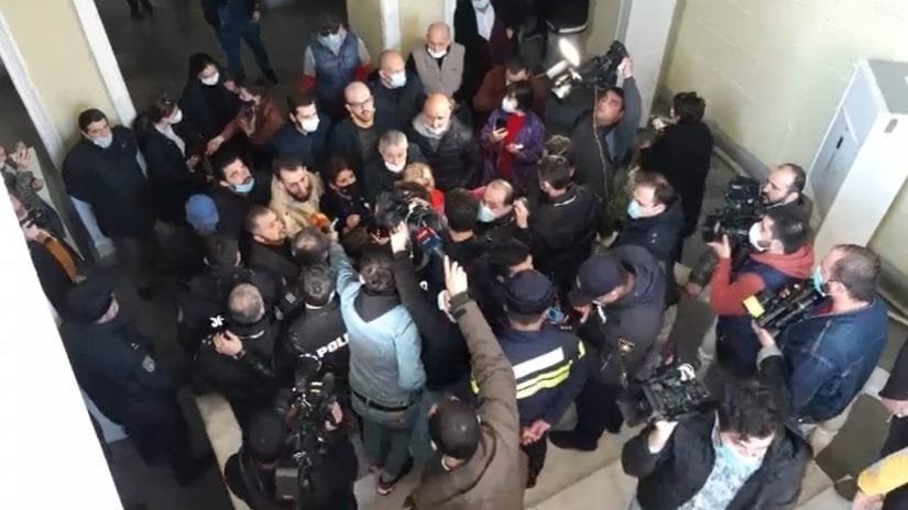 ხმაური ბათუმის საკრებულოში – აქტივისტები პლაჟზე სასტუმროსთვის დამატებითი მიწის გადაცემას აპროტესტებენ