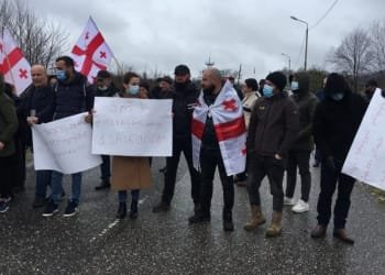 მოსახლეობა ფქვილსა და მედიკამენტებს ითხოვს- აქცია საოკუპაციო ხაზთან