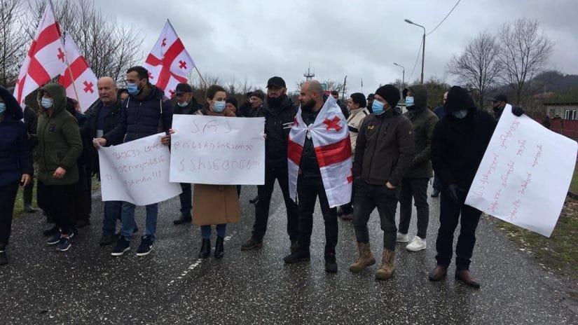 მოსახლეობა ფქვილსა და მედიკამენტებს ითხოვს- აქცია საოკუპაციო ხაზთან