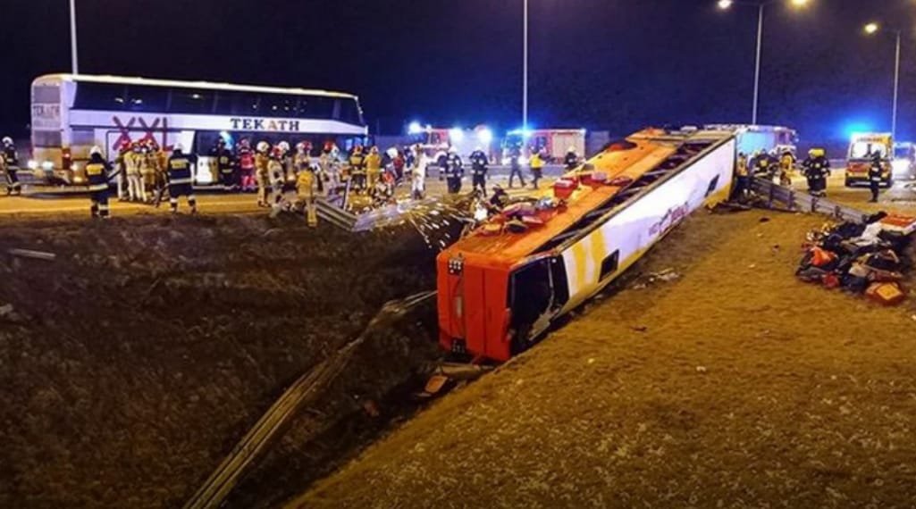 6 დაღუპული და 30 დაშავებული – პოლონეთში ავტობუსი არხში გადავარდა